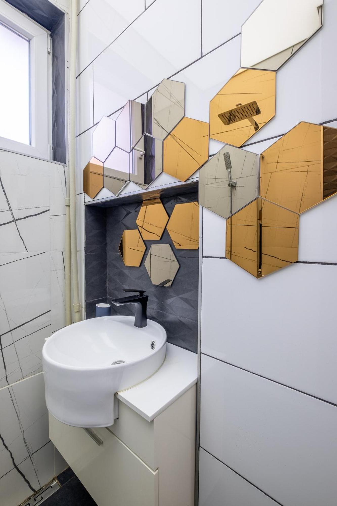 Modern , Spacious 2Br Apartment In Top Center София Екстериор снимка
